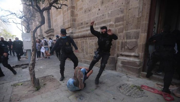 Policía de Jalisco ha incurrido en excesos para contener la pandemia