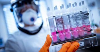 Vacuna de Oxford contra el COVID-19 genera anticuerpos y es "segura"