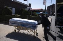 Mañana llegarán a México 200 urnas de fallecidos por covid en EU