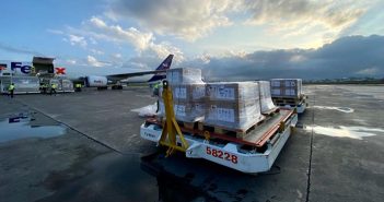 Llega vuelo de EU a México con 45 ventiladores para afrontar Covid-19