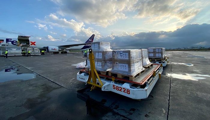Llega vuelo de EU a México con 45 ventiladores para afrontar Covid-19