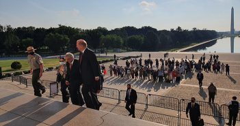 Rinde López Obrador homenaje a Benito Juárez, en EU