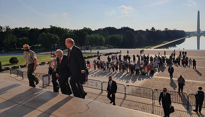 Rinde López Obrador homenaje a Benito Juárez, en EU