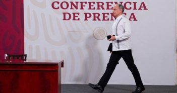 López-Gatell reporta ingresos por un millón de pesos y 5 cuentas bancarias en el último año