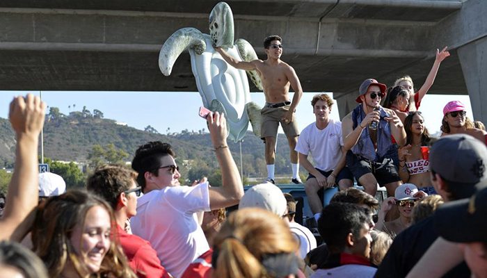 Estudiantes en EU organizan ''fiestas COVID''; el que se infecta, gana