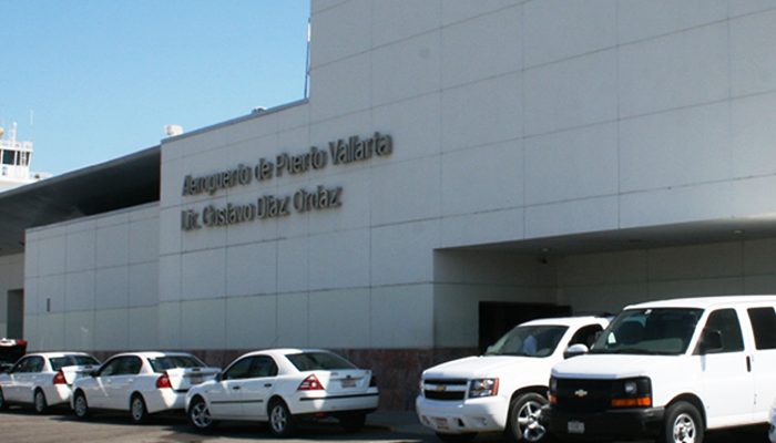 Insisten conductores de plataforma que los dejen ingresar a aeropuertos