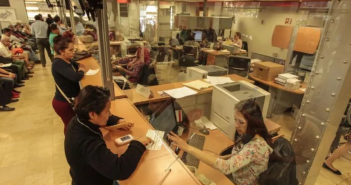 Burócratas federales regresarán a trabajar hasta el 1 de octubre