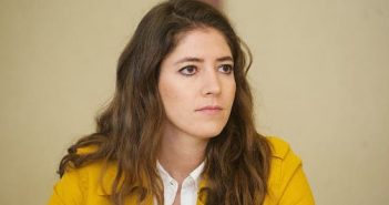 Tras presión por no tener título, Fela Pelayo renuncia a su cargo