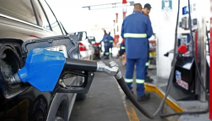 Por la pandemia, el consumo de gasolinas se desploma en Jalisco