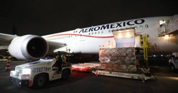 Arriba a AICM vuelo 25 desde China con más de 68 mil batas quirúrgicas