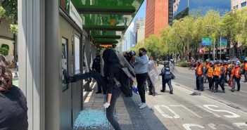 Mujeres protestan en Zócalo de CdMx a favor de la despenalización del aborto