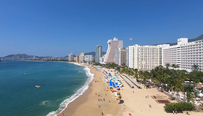 Acapulco reabre sus playas tras 3 meses de restricciones