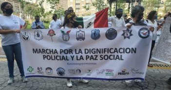 Policías exigen mejores condiciones laborales