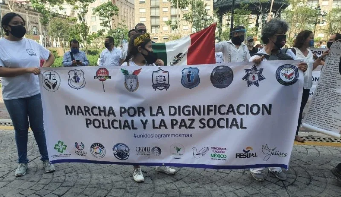 Policías exigen mejores condiciones laborales