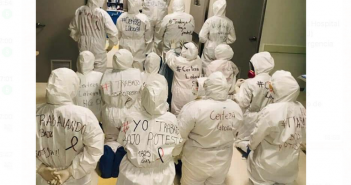 Hincados y con la mano empuñada, labora bajo protesta el personal de Salud