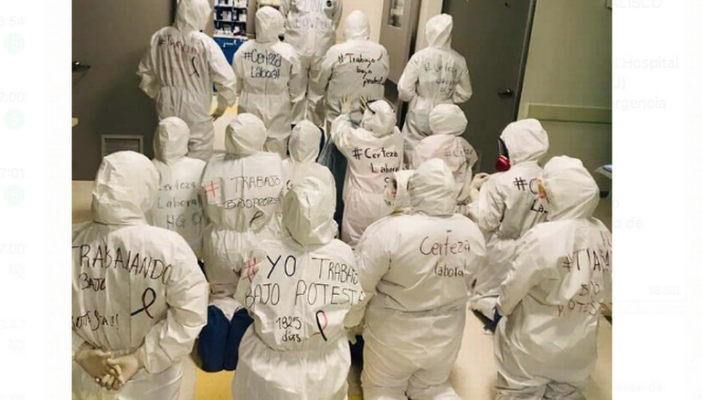 Hincados y con la mano empuñada, labora bajo protesta el personal de Salud