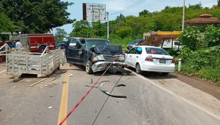 Pierde la vida una persona tras fuerte choque en carretera Tepic-Puerto Vallarta