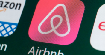 Airbnb prohíbe fiestas en alojamientos de su plataforma por pandemia