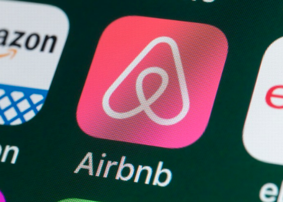 Airbnb prohíbe fiestas en alojamientos de su plataforma por pandemia