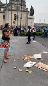 Policías tiran mercancía a 'Lady Tacos de Canasta'