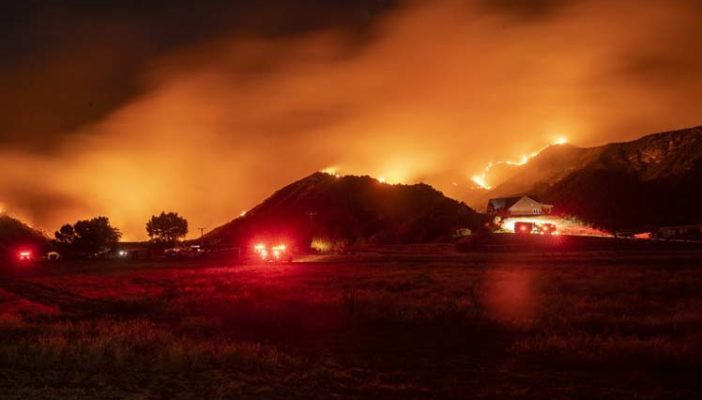 Incendios en California provocan seis fallecidos y 200 mil desplazados