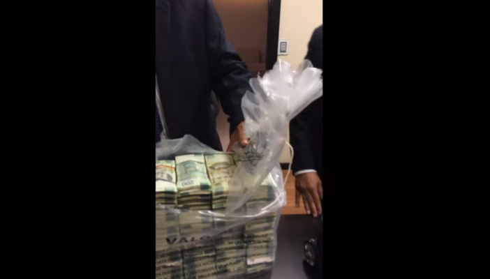 Difunden video con bolsa de fajos de billetes de presunto caso Lozoya