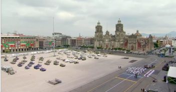 Familias se concentran alrededor del Zócalo para ver el desfile