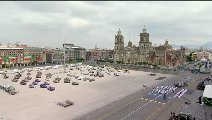 Familias se concentran alrededor del Zócalo para ver el desfile