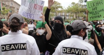 Feministas marchan en Jalisco por el acceso al aborto seguro