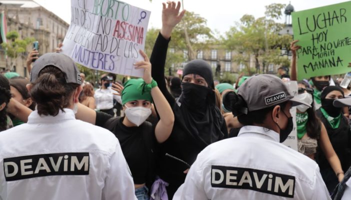 Feministas marchan en Jalisco por el acceso al aborto seguro