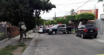 Encuentran cuerpo en cajuela de automóvil volcado