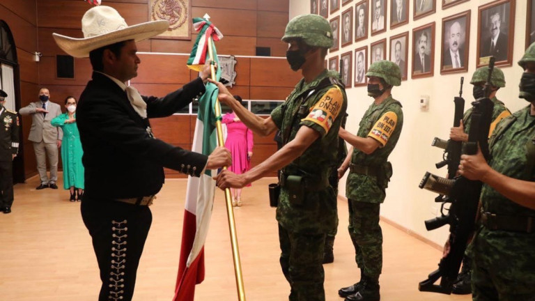 Honran al personal de salud y maestros en grito de Independencia en Nayarit