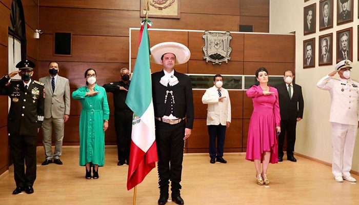 Honran al personal de salud y maestros en grito de Independencia en Nayarit