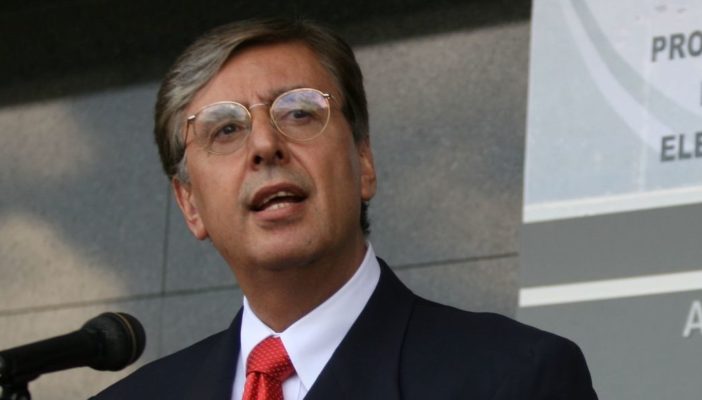 ¡Le roban al instituto para devolver al pueblo lo robado!