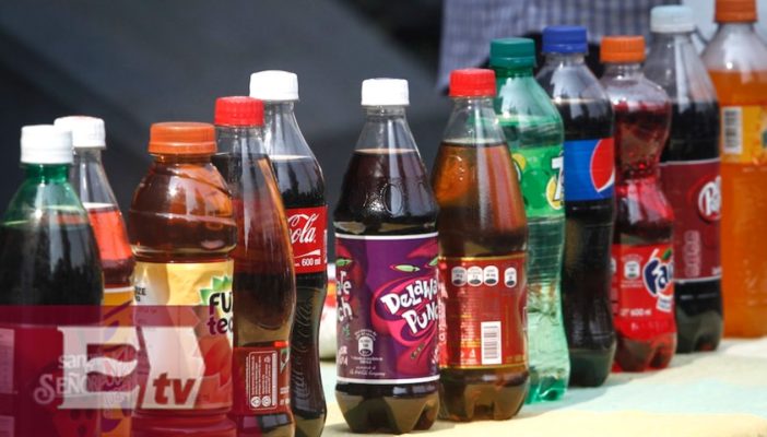 Proponen incrementar impuesto a refrescos hasta 5 pesos por litro