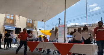 Arrojan huevos y tomates a Fernández Noroña en Hidalgo