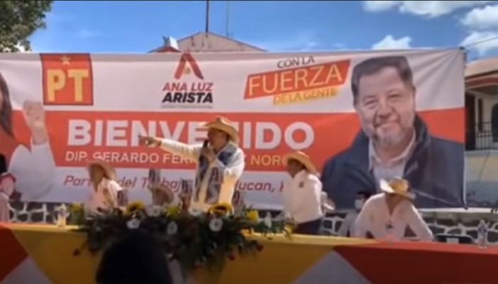 Lanzan huevos, otra vez, a Fernández Noroña en evento en Hidalgo