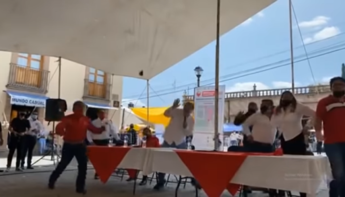 Arrojan huevos y tomates a Fernández Noroña en Hidalgo