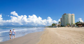 Gobernador de Nayarit inaugura hotel, pero las playas siguen cerradas