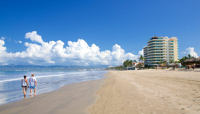 Gobernador de Nayarit inaugura hotel, pero las playas siguen cerradas