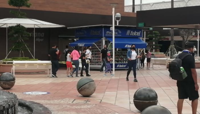 Sin saturaciones, reabren plazas comerciales en fines de semana