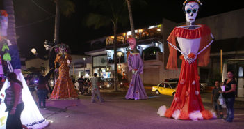 ¡Confirmado! Sí habrá palmeras catrinas y altares de muertos en PV