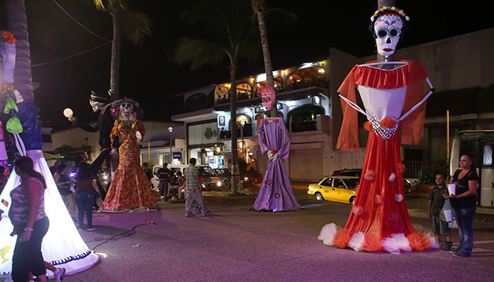 ¡Confirmado! Sí habrá palmeras catrinas y altares de muertos en PV