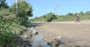 Prometen, otra vez, que pavimentarán avenida las flores