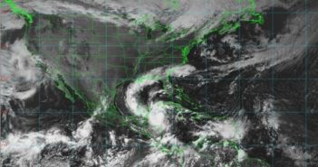 Huracán Delta toca tierra en la península de Yucatán