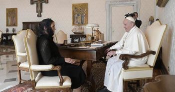 Beatriz Gutiérrez Müller entrega al Papa carta de AMLO