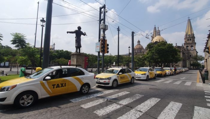 Se vuelven a manifestar taxistas contra las plataformas de transporte