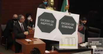 Entre protestas, pancartas y etiquetados, la comparecencia de López-Gatell