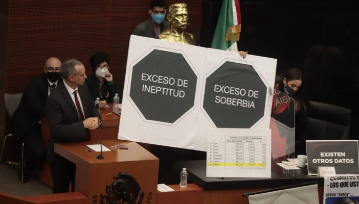 Entre protestas, pancartas y etiquetados, la comparecencia de López-Gatell