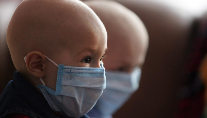 Denunciarán penalmente a AMLO padres de niños con cáncer